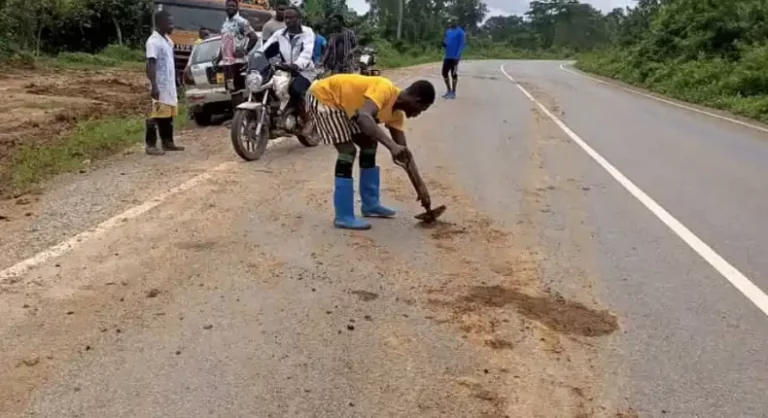 Minister of Roads & Highways, Kwasi Amoako-Attah forces illegal miners to wash mud on tarred road