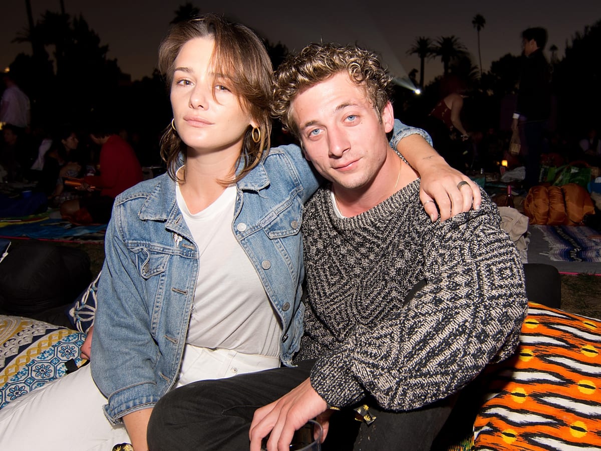 Jeremy Allen White's Personal Life, Siblings, Parents, Wife, Girlfriend ...